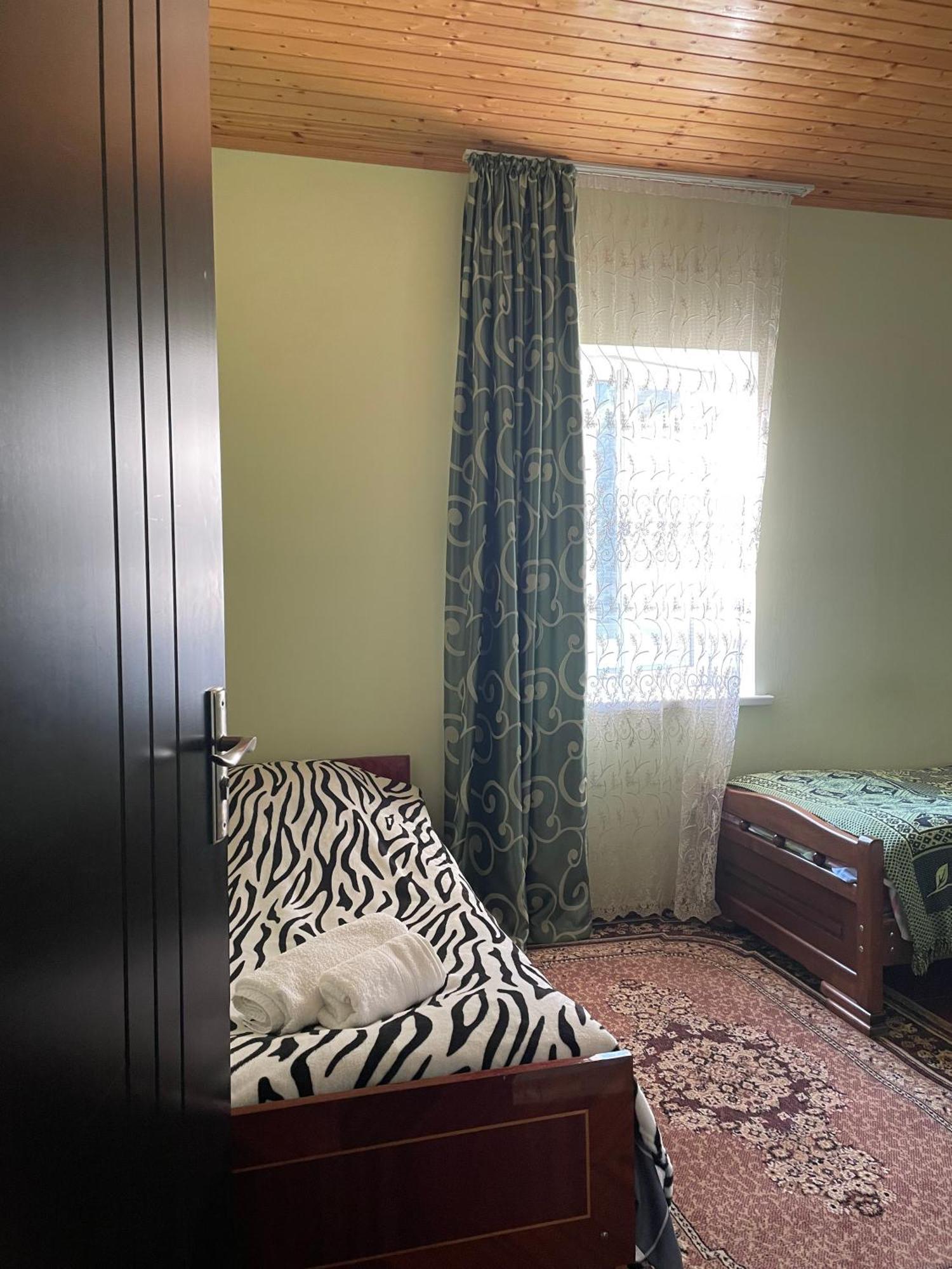 מסטיה Guesthouse "Megi" מראה חיצוני תמונה