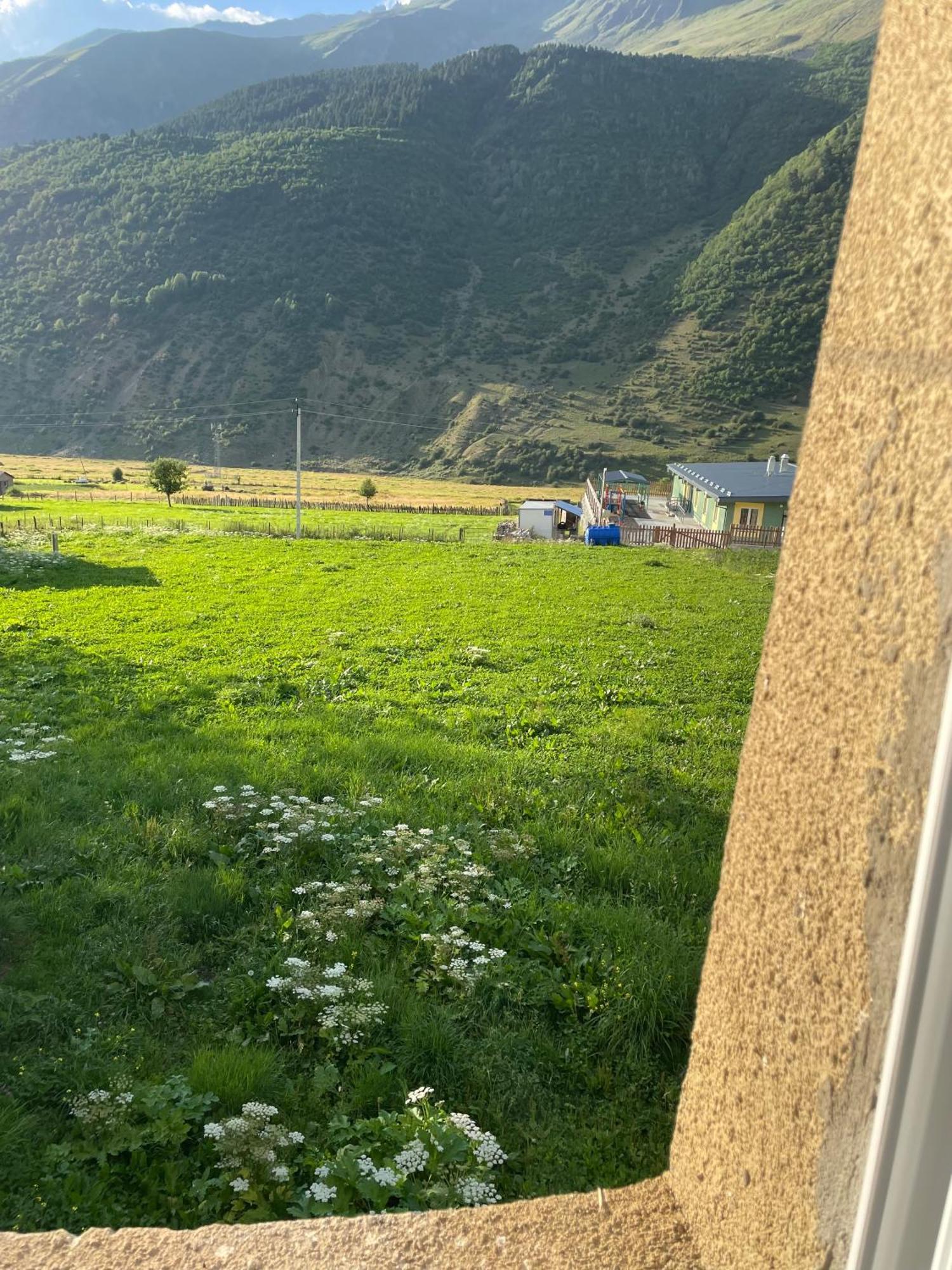 מסטיה Guesthouse "Megi" מראה חיצוני תמונה