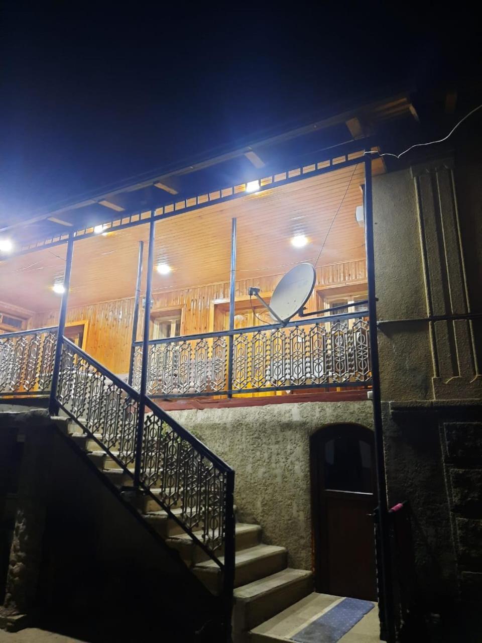 מסטיה Guesthouse "Megi" מראה חיצוני תמונה