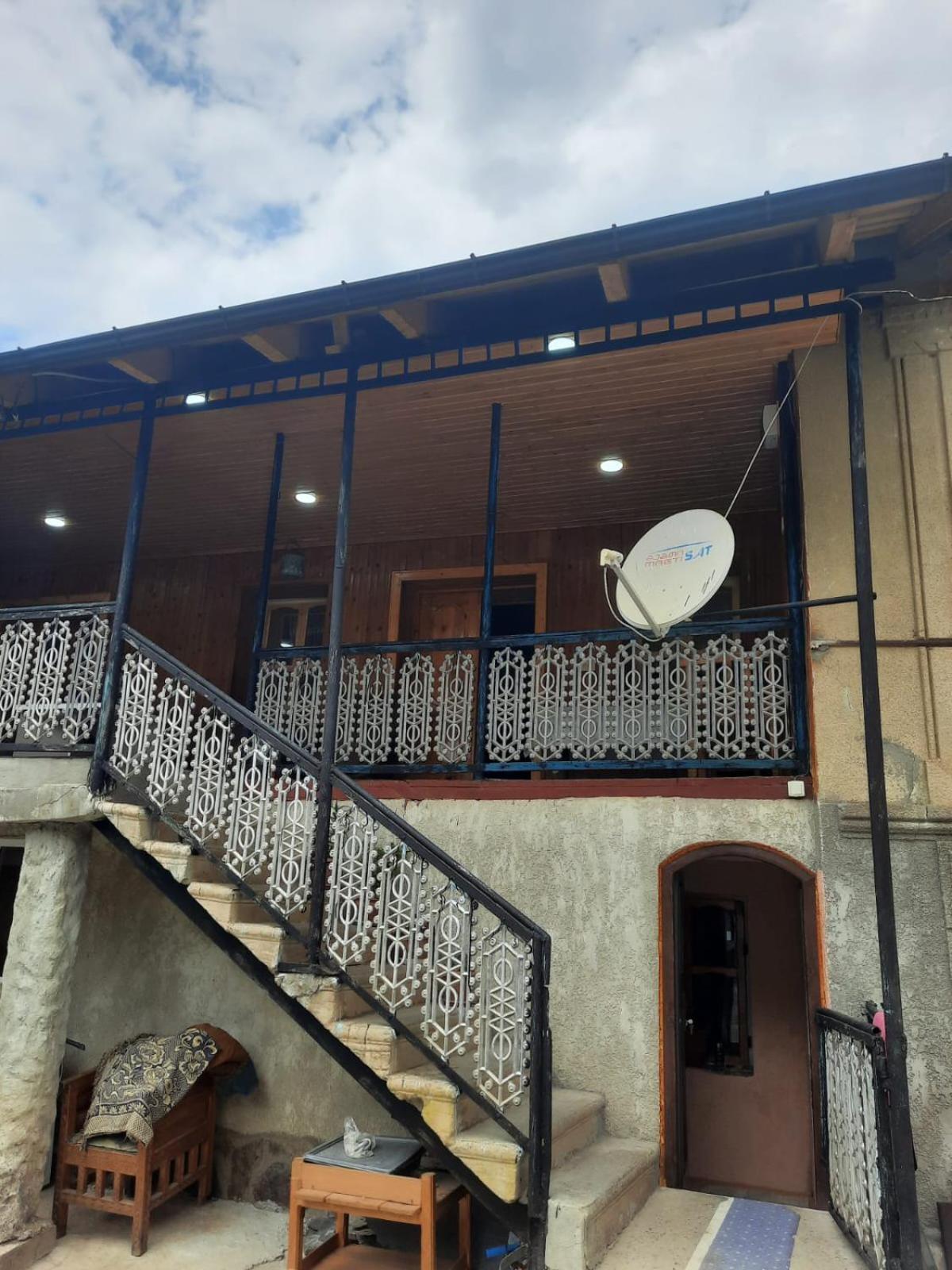 מסטיה Guesthouse "Megi" מראה חיצוני תמונה