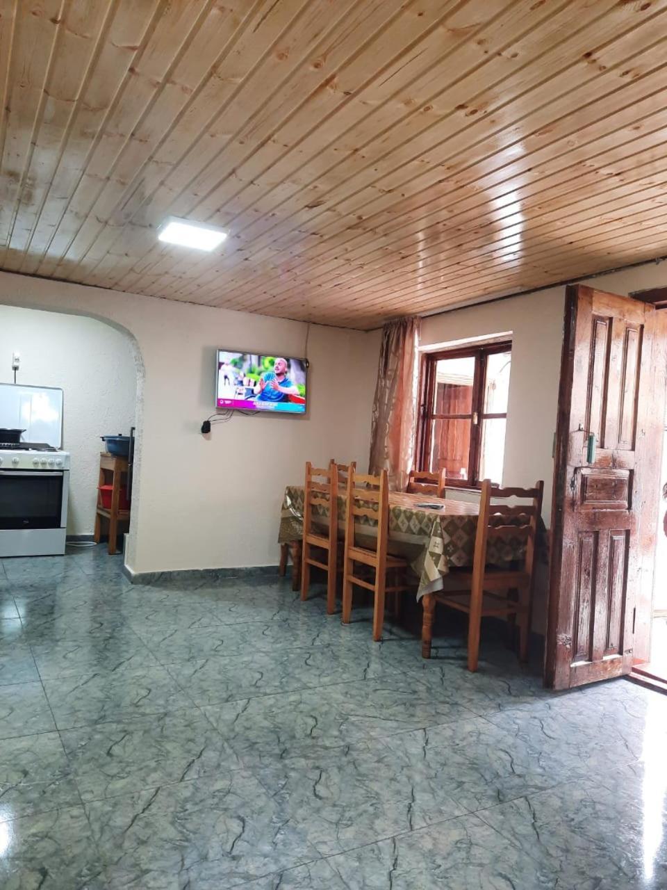 מסטיה Guesthouse "Megi" מראה חיצוני תמונה